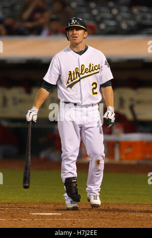 13. September 2011; Oakland, Kalifornien, USA;  Oakland Athletics Shortstop Cliff Pennington (2) at bat gegen die Los Angeles Angels während der fünften Inning O.co Coliseum.  Los Angeles besiegte Oakland 6-3. Stockfoto