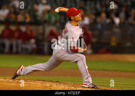 13. September 2011; Oakland, Kalifornien, USA;  Los Angeles Angels Entlastung Krug Hisanori Takahashi (21) Stellplätze gegen die Oakland Athletics während der fünften Inning O.co Coliseum. Stockfoto