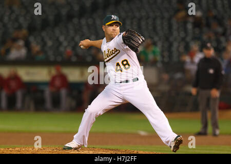 13. September 2011; Oakland, Kalifornien, USA;  Oakland Athletics Relief Pitcher Michael Wuertz (48) Stellplätze gegen die Los Angeles Angels während der neunten Inning O.co Coliseum.  Los Angeles besiegte Oakland 6-3. Stockfoto