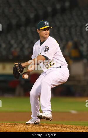 13. September 2011; Oakland, Kalifornien, USA;  Oakland Athletics Entlastung Krug Neil Wagner (62) Stellplätze gegen die Los Angeles Angels während der neunten Inning O.co Coliseum.  Los Angeles besiegte Oakland 6-3. Stockfoto