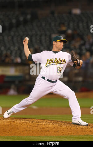 September 13, 2011; Oakland, Ca, USA; Oakland Athletics Entlastung Krug Neil Wagner (62) Plätze gegen die Los Angeles angels während des neunten Inning bei o.co Kolosseum. los angeles Oakland 6-3 besiegte. Stockfoto