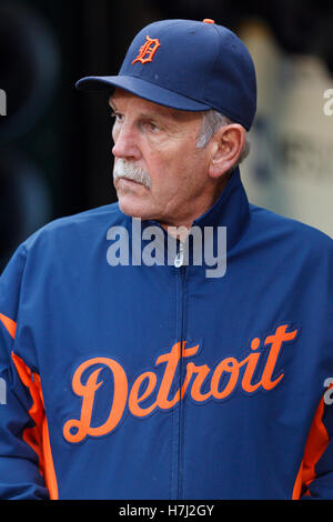 15. September 2011; Oakland, Kalifornien, USA;  Detroit Tigers-Manager Jim Leyland (10) steht auf der Trainerbank vor dem Spiel gegen die Oakland Athletics O.co Coliseum.  Oakland besiegte Detroit 6-1. Stockfoto