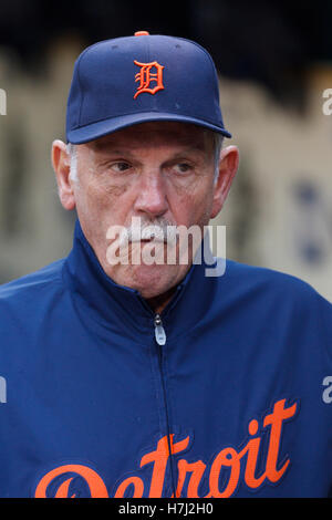 15. September 2011; Oakland, Kalifornien, USA;  Detroit Tigers-Manager Jim Leyland (10) steht auf der Trainerbank vor dem Spiel gegen die Oakland Athletics O.co Coliseum.  Oakland besiegte Detroit 6-1. Stockfoto