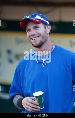 September 20, 2011; Oakland, Ca, USA; Texas Rangers linken Feldspieler Josh Hamilton (32) im Dugout steht vor dem Spiel gegen die Oakland Athletics bei o.co Kolosseum. Stockfoto