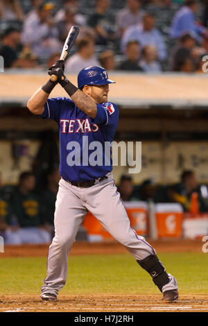 20. September 2011; Oakland, Kalifornien, USA;  Texas Rangers Catcher Mike Napoli (25) at bat gegen die Oakland Athletics im ersten Inning O.co Coliseum.  Texas besiegten Oakland 7-2. Stockfoto