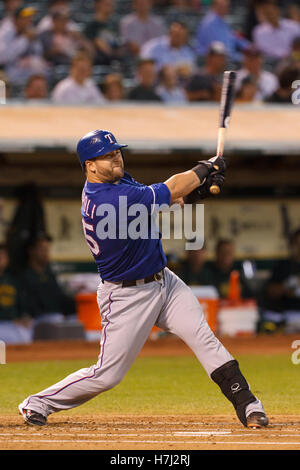 20. September 2011; Oakland, Kalifornien, USA;  Texas Rangers Catcher Mike Napoli (25) at bat gegen die Oakland Athletics im ersten Inning O.co Coliseum.  Texas besiegten Oakland 7-2. Stockfoto