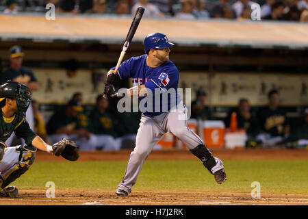 20. September 2011; Oakland, Kalifornien, USA;  Texas Rangers Catcher Mike Napoli (25) at bat gegen die Oakland Athletics im ersten Inning O.co Coliseum.  Texas besiegten Oakland 7-2. Stockfoto