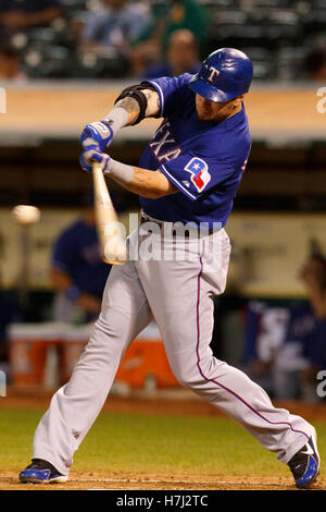 20. September 2011; Oakland, Kalifornien, USA;  Texas Rangers linker Feldspieler Josh Hamilton (32) trifft doppelt gegen die Oakland Athletics während der dritten Inning O.co Coliseum. Stockfoto