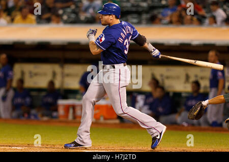 20. September 2011; Oakland, Kalifornien, USA;  Texas Rangers linker Feldspieler Josh Hamilton (32) trifft doppelt gegen die Oakland Athletics während der dritten Inning O.co Coliseum. Stockfoto