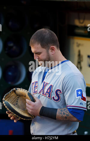 21. September 2011; Oakland, Kalifornien, USA;  Texas Rangers Catcher Mike Napoli (25) steht auf der Trainerbank vor dem Spiel gegen die Oakland Athletics O.co Coliseum. Texas besiegten Oakland 3: 2. Stockfoto