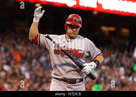 1. August 2011; San Francisco, CA, USA;  Arizona-Diamantmarkierungen Catcher Miguel Montero (26) reagiert nach dem Auftreffen gegen die San Francisco Giants während des vierten Innings im AT&T Park. Stockfoto