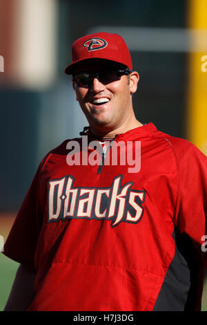 2. August 2011; San Francisco, CA, USA;  Arizona-Diamantmarkierungen Dritter Basisspieler Sean Burroughs (21) erwärmt sich vor dem Spiel gegen die San Francisco Giants im AT&T Park. Stockfoto