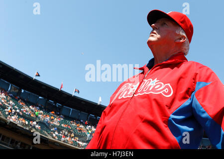 6. August 2011; San Francisco, CA, USA;  Philadelphia Phillies Manager Charlie Manuel (41) steht auf der Trainerbank vor dem Spiel gegen die San Francisco Giants im AT&T Park. Stockfoto