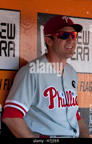 6. August 2011; San Francisco, CA, USA;  Philadelphia Phillies zweiter Basisspieler Chase Utley (26) sitzt auf der Trainerbank vor dem Spiel gegen die San Francisco Giants am AT&T Park. Philadelphia besiegt San Francisco 2: 1. Stockfoto