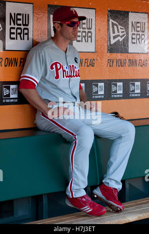 6. August 2011; San Francisco, CA, USA;  Philadelphia Phillies zweiter Basisspieler Chase Utley (26) sitzt auf der Trainerbank vor dem Spiel gegen die San Francisco Giants am AT&T Park. Philadelphia besiegt San Francisco 2: 1. Stockfoto