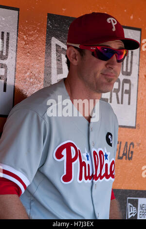 6. August 2011; San Francisco, CA, USA;  Philadelphia Phillies zweiter Basisspieler Chase Utley (26) sitzt auf der Trainerbank vor dem Spiel gegen die San Francisco Giants am AT&T Park. Philadelphia besiegt San Francisco 2: 1. Stockfoto