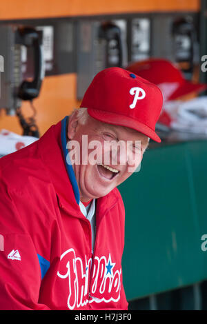 6. August 2011; San Francisco, CA, USA;  Philadelphia Phillies Manager Charlie Manuel (41) lacht auf der Trainerbank vor dem Spiel gegen die San Francisco Giants AT&T Park. Stockfoto