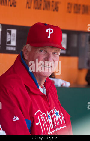 6. August 2011; San Francisco, CA, USA;  Philadelphia Phillies Manager Charlie Manuel (41) sitzt auf der Trainerbank vor dem Spiel gegen die San Francisco Giants am AT&T Park. Philadelphia besiegt San Francisco 2: 1. Stockfoto