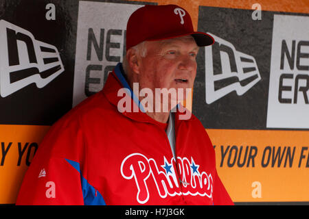 7. August 2011; San Francisco, CA, USA;  Philadelphia Phillies Manager Charlie Manuel (41) sitzt auf der Trainerbank vor dem Spiel gegen die San Francisco Giants am AT&T Park. San Francisco besiegte Philadelphia 3-1. Stockfoto