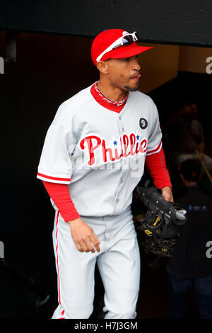 August 2011; San Francisco, CA, USA; Philadelphia Phillies zweiter Baseman Wilson Valdez (21) tritt vor dem Spiel gegen die San Francisco Giants im AT&T Park in das Dugout ein. San Francisco besiegte Philadelphia mit 3:1. Stockfoto