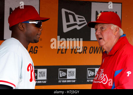 August 7, 2011; San Francisco, Ca, USA; philadelphia phillies erste Basisspieler Ryan Howard (links) sprechen Sie mit Manager Charlie Manuel (rechts) im dugout vor dem Spiel gegen die San Francisco Giants bei AT&T Park. San Francisco besiegt Philadelphia 3-1. Stockfoto