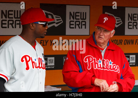 7. August 2011; San Francisco, CA, USA;  Philadelphia Phillies erster Basisspieler Ryan Howard (links) sprechen Sie mit Manager Charlie Manuel (rechts) auf der Trainerbank vor dem Spiel gegen die San Francisco Giants im AT&T Park. San Francisco besiegte Philadelphia 3-1. Stockfoto