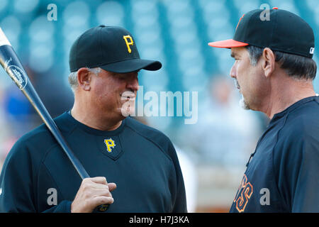 8. August 2011; San Francisco, CA, USA;  Pittsburgh Pirates Manager Clint Hurdle (links) spricht mit San Francisco Giants Manager Bruce Bochy (rechts) vor dem Spiel im AT&T Park. Stockfoto