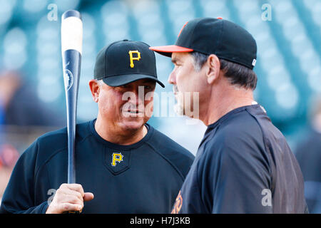 August 8, 2011; San Francisco, Ca, USA; Pittsburgh Pirates Manager Clint Hürde (links) im Gespräch mit San Francisco Giants Manager Bruce Bochy (rechts) vor dem Spiel bei AT&T Park. Pittsburgh San Francisco 5-0 besiegt. Stockfoto