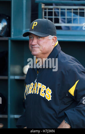 August 8, 2011; San Francisco, Ca, USA; Pittsburgh Pirates Manager Clint Hürde (13) Steht im dugout vor dem Spiel gegen die San Francisco Giants bei AT&T Park. Pittsburgh besiegte San Francisco 5-0. Stockfoto