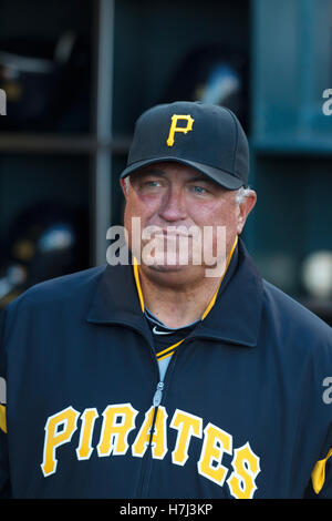 8. August 2011; San Francisco, CA, USA;  Pittsburgh Pirates Manager Clint Hurdle (13) steht auf der Trainerbank vor dem Spiel gegen die San Francisco Giants im AT&T Park. Stockfoto