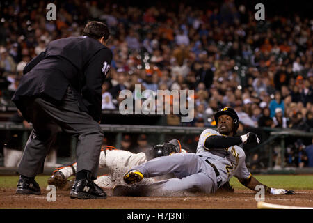 8. August 2011; San Francisco, CA, USA;  Pittsburgh Pirates Center Fielder ist Andrew McCutchen (rechts) markiert von San Francisco Giants Catcher Eli Whiteside (hinten) vor Schiedsrichter Ed Rapuano (links) zu Hause Platte während der neunten Inning im AT&T Park Stockfoto
