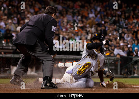 August 8, 2011; San Francisco, Ca, USA; Pittsburgh Pirates Mittelfeldspieler Andrew mccutchen (rechts), die gekennzeichnet ist durch San Francisco Giants catcher Eli whiteside (zurück) vor Schiedsrichter ed rapuano (Links) zu Hause Platte während des neunten Inning bei AT&T Park Stockfoto