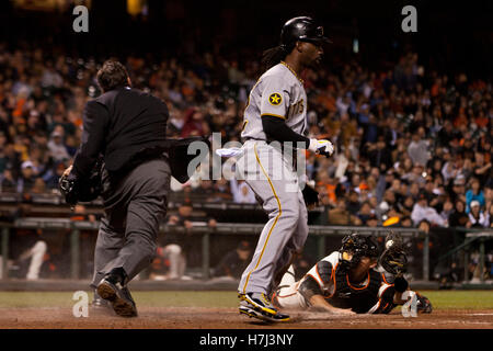 August 8, 2011; San Francisco, Ca, USA; Pittsburgh Pirates Mittelfeldspieler Andrew mccutchen (Mitte), die gekennzeichnet ist durch San Francisco Giants catcher Eli whiteside (hinten, rechts) vor Schiedsrichter ed rapuano (Links zu Hause Platte während des neunten Inning) Stockfoto