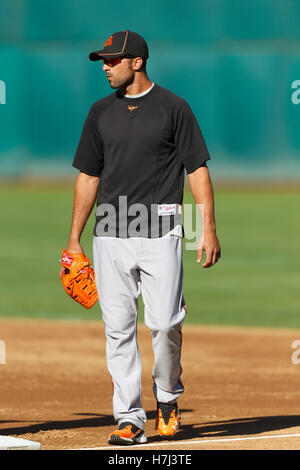 15. August 2011; Oakland, Kalifornien, USA;  Baltimore Orioles Recht Fielder Nick Markakis (21) erwärmt sich vor dem Spiel gegen die Oakland Athletics O.co Coliseum.  Baltimore besiegten Oakland 6-2. Stockfoto