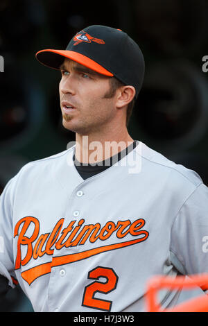 August 2011; Oakland, CA, USA; Baltimore Orioles Shortstop J.J. Hardy (2) steht im Dugout vor dem Spiel gegen die Oakland Athletics im O.Co Coliseum. Baltimore besiegte Oakland mit 6:2. Stockfoto
