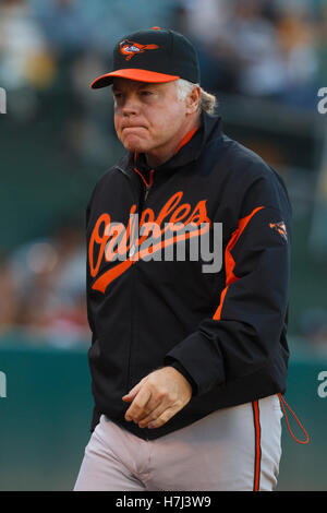 15. August 2011; Oakland, Kalifornien, USA;  Baltimore Orioles Manager Buck Showalter (26) tritt der Einbaum vor dem Spiel gegen die Oakland Athletics O.co Coliseum.  Baltimore besiegten Oakland 6-2. Stockfoto