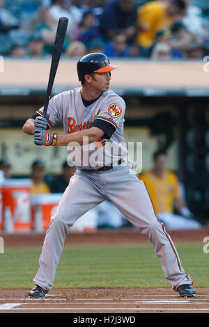 15. August 2011; Oakland, Kalifornien, USA;  Baltimore Orioles Shortstop j.j. Hardy (2) at bat gegen die Oakland Athletics im ersten Inning O.co Coliseum.  Baltimore besiegten Oakland 6-2. Stockfoto