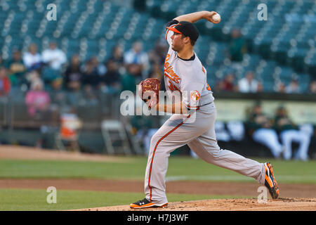 15. August 2011; Oakland, Kalifornien, USA;  Baltimore Orioles Start Krug Tommy Hunter (39) Stellplätze gegen die Oakland Athletics im ersten Inning O.co Coliseum. Stockfoto