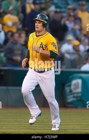August 2011; Oakland, CA, USA; Oakland Athletics verließ den Feldspieler Josh Willingham (16) und erzielte im zweiten Inning im O.Co Coliseum einen Lauf gegen die Baltimore Orioles. Baltimore besiegte Oakland mit 6:2. Stockfoto