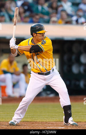 Am 15. August 2011; Oakland, Ca, USA; Oakland Athletics catcher Kurt Suzuki (8) bat gegen die Baltimore Orioles im zweiten Inning bei o.co Kolosseum. Baltimore besiegt Oakland 6-2. Stockfoto