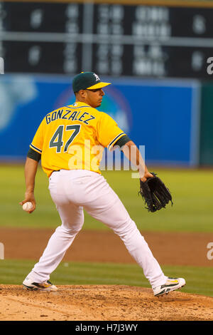 15. August 2011; Oakland, Kalifornien, USA;  Oakland Athletics ab Krug Gio Gonzalez (47) Stellplätze gegen die Baltimore Orioles während des dritten Innings O.co Coliseum.  Baltimore besiegten Oakland 6-2. Stockfoto