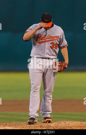 Am 15. August 2011; Oakland, Ca, USA; Baltimore Orioles Krug Tommy Jäger (39) steht auf dem Krüge Damm im dritten Inning gegen die Oakland Athletics bei o.co Kolosseum. Stockfoto