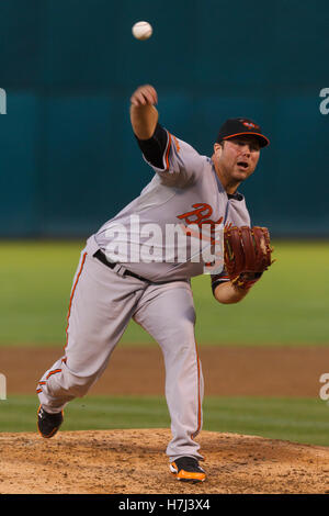 15. August 2011; Oakland, Kalifornien, USA;  Baltimore Orioles Start Krug Tommy Hunter (39) Stellplätze gegen die Oakland Athletics während der dritten Inning O.co Coliseum. Stockfoto