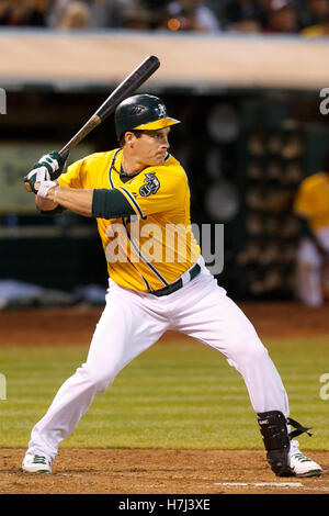 15. August 2011; Oakland, Kalifornien, USA;  Oakland Athletics linker Feldspieler Josh Willingham (16) at bat gegen die Baltimore Orioles während der sechsten Inning O.co Coliseum.  Baltimore besiegten Oakland 6-2. Stockfoto