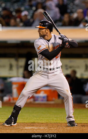 15. August 2011; Oakland, Kalifornien, USA;  Baltimore Orioles Recht Fielder Nick Markakis (21) an bat gegen die Oakland Athletics während der achten Inning O.co Coliseum.  Baltimore besiegten Oakland 6-2. Stockfoto