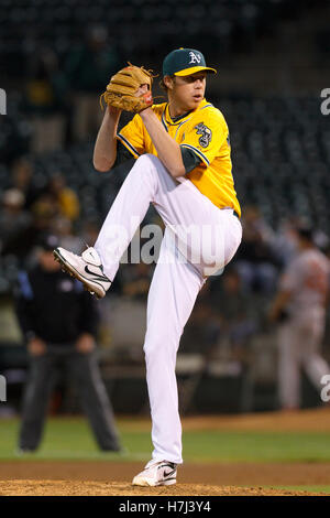 Am 15. August 2011; Oakland, Ca, USA; Oakland Athletics Entlastung Krug trystan Magnuson (64) Plätze gegen die Baltimore Orioles während des neunten Inning bei o.co Kolosseum. Baltimore besiegt Oakland 6-2. Stockfoto