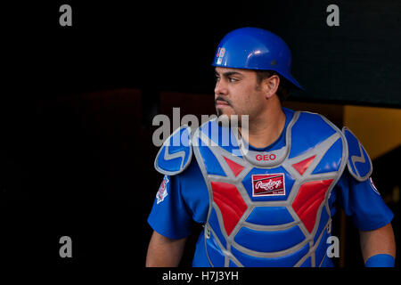 29. August 2011; San Francisco, CA, USA;  Chicago Cubs Catcher Geovany Soto (18) tritt der Einbaum vor dem Spiel gegen die San Francisco Giants im AT&T Park. Chicago besiegt San Francisco 7-0. Stockfoto