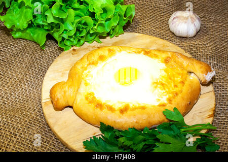 Adscharien Khachapuri Brot auf einem Brett mit Käse Stockfoto