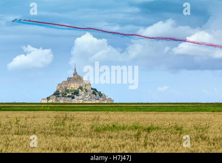 Festliche Flugzeuge Formationsflug oberhalb des Mont Saint-Michel-Monastery bei der Tour de France am 2. Juli 2016 beginnt. Stockfoto