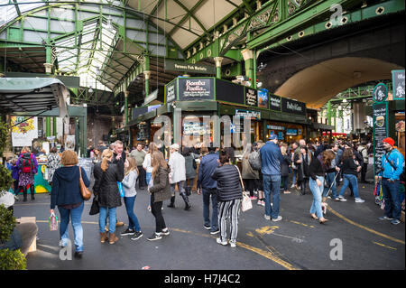 LONDON - 31. Oktober 2016: Besucher durchsuchen die Spezialität im Borough Market Essensstände, ist eines der Stadt größte und älteste. Stockfoto